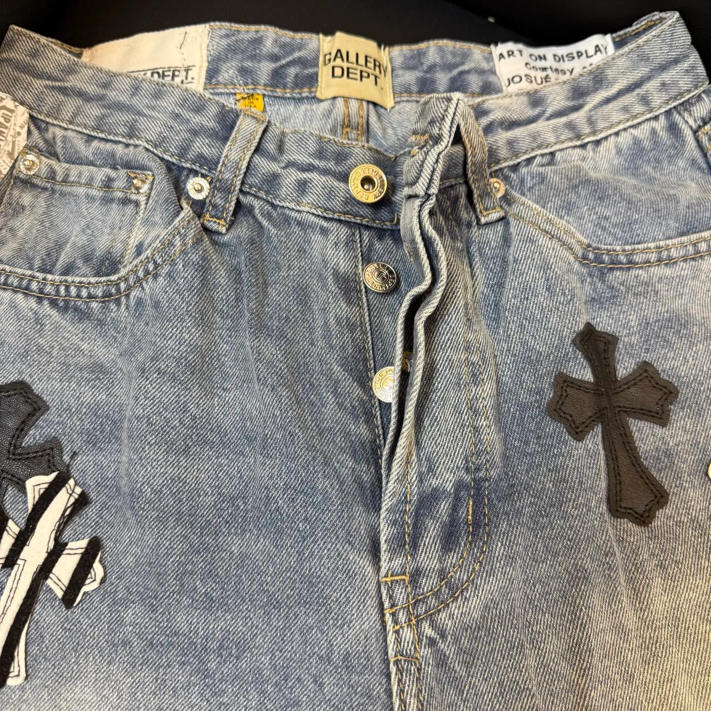 P300 model number: D333 GALLERY DEPT & Chrome hearts. Spliced cow leather cross loose washed flared jeans, which truly restores the ultimate vintage texture. The original hardware accessories, washed and other elevators, and the QR code analysis are all purchased from the original factory, with a high degree of restoration. You are welcome to compare the products at will ~ Three-dimensional version, loose and comfortable, not picky about the figure, appear taller and slimmer, factory Seiko, original factory quality control, same style for men and women, can be matched with couples, versatile recommendation Jeans that are a must-have for all seasons. Trendy people have been disappointed. From the quality selection of fabrics, the tailoring of details, and the matching of patterns, they are all impeccable! The upper body is so handsome when worn...it can be easily worn by men, women and children! The craftsmanship is made of heavy-duty washed pure cotton denim fabric. After washing, it is soft and thick. It is very stylish when worn. Size: 28, 30, 32, 34, 36 (S-XXL) Color: Stitching Size reference # 28 trouser length 100 waist 72 30 trouser length 102 waist 76 32 trouser length 104 waist 80 34 trouser length 106 waist 84 36 pants length 108 waist circumference 88